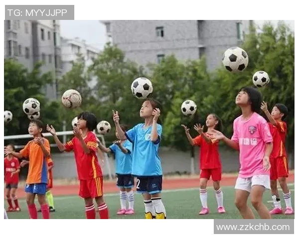 足球明星颠球花式大比拼展现技巧与创意的精彩瞬间 足球明星颠球花式大比拼展现技巧与创意的精彩瞬间